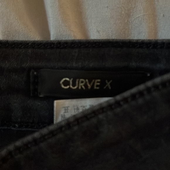 Black women’s Guess jeans - Picture 2 of 5
